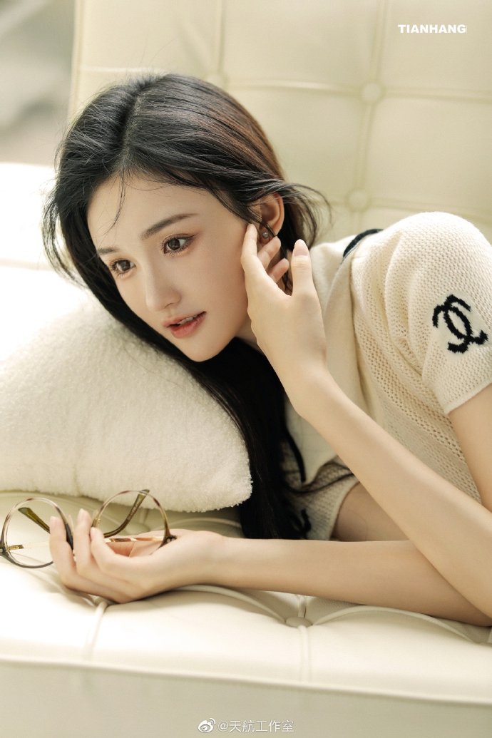 詹妮弗·加纳新剧凭什么是完美沙滩伴侣？八个女人一场周末就够了